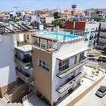 Boutique Living - Rooftop Pool & Sea Views Daire Nazaré