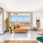 Boutique Living - Rooftop Pool & Sea Views Daire
