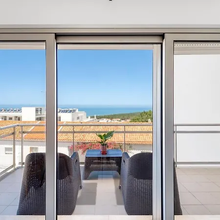 Boutique Living - Rooftop Pool & Sea Views *